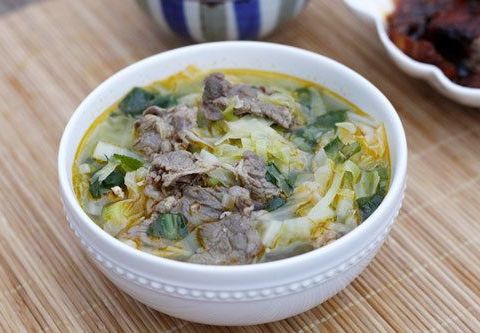 canh bap cai nau voi thit bo Canh bắp cải nấu với thịt bò