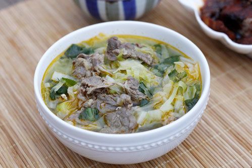 Canh bắp cải nấu với thịt bò