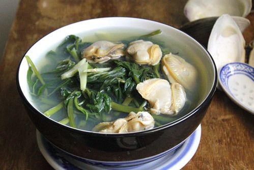 Canh nghêu nấu với rau muống