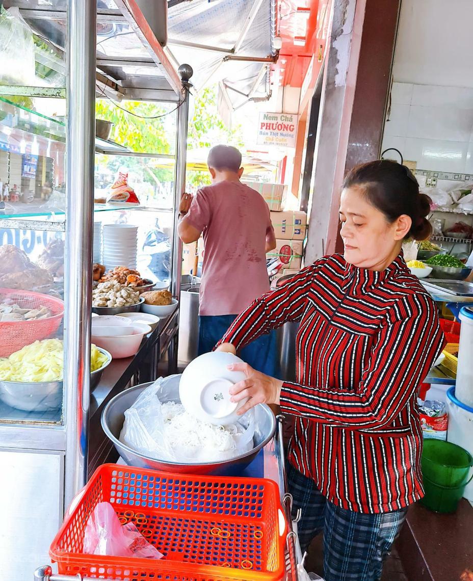 Quán bún rạm 'bán không ngơi tay' cả ngày