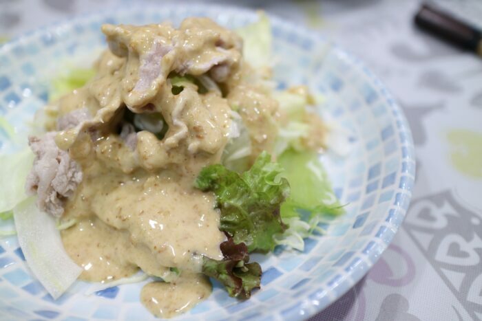 Cách làm sốt mè rang rưới salad cực ngon và đơn giản
