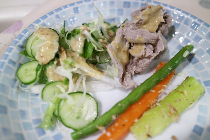 Cách làm sốt mè rang rưới salad cực ngon và đơn giản