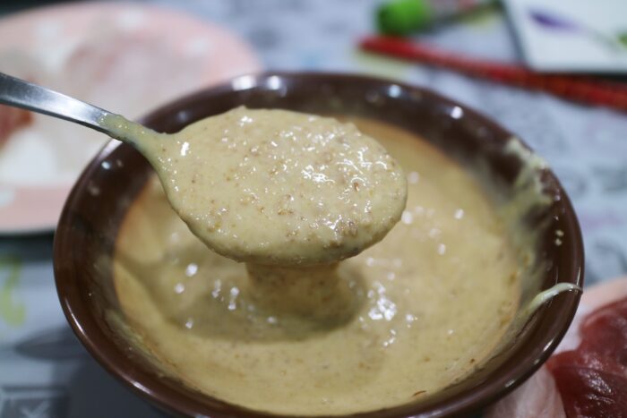 Cách làm sốt mè rang rưới salad cực ngon và đơn giản