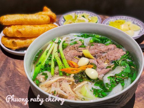 cuoi tuan co 5 mon cuc ngon lai de lam trong do co mon pho gian di shark binh cuc th Cuối tuần có 5 món cực ngon lại dễ làm, trong đó có món phở giản dị Shark Bình cực thích