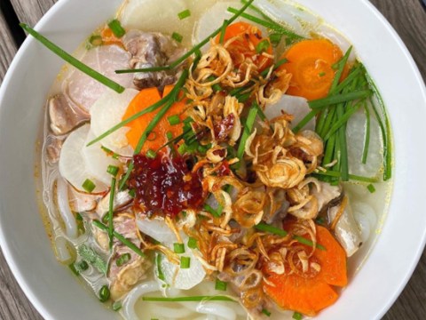 tang thanh ha nau banh canh ga cho bua toi Tăng Thanh Hà nấu bánh canh gà cho bữa tối