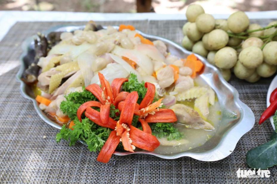 Về Cần Thơ, khó nhịn thèm món 'gà um dâu Hạ Châu' ngọt lịm