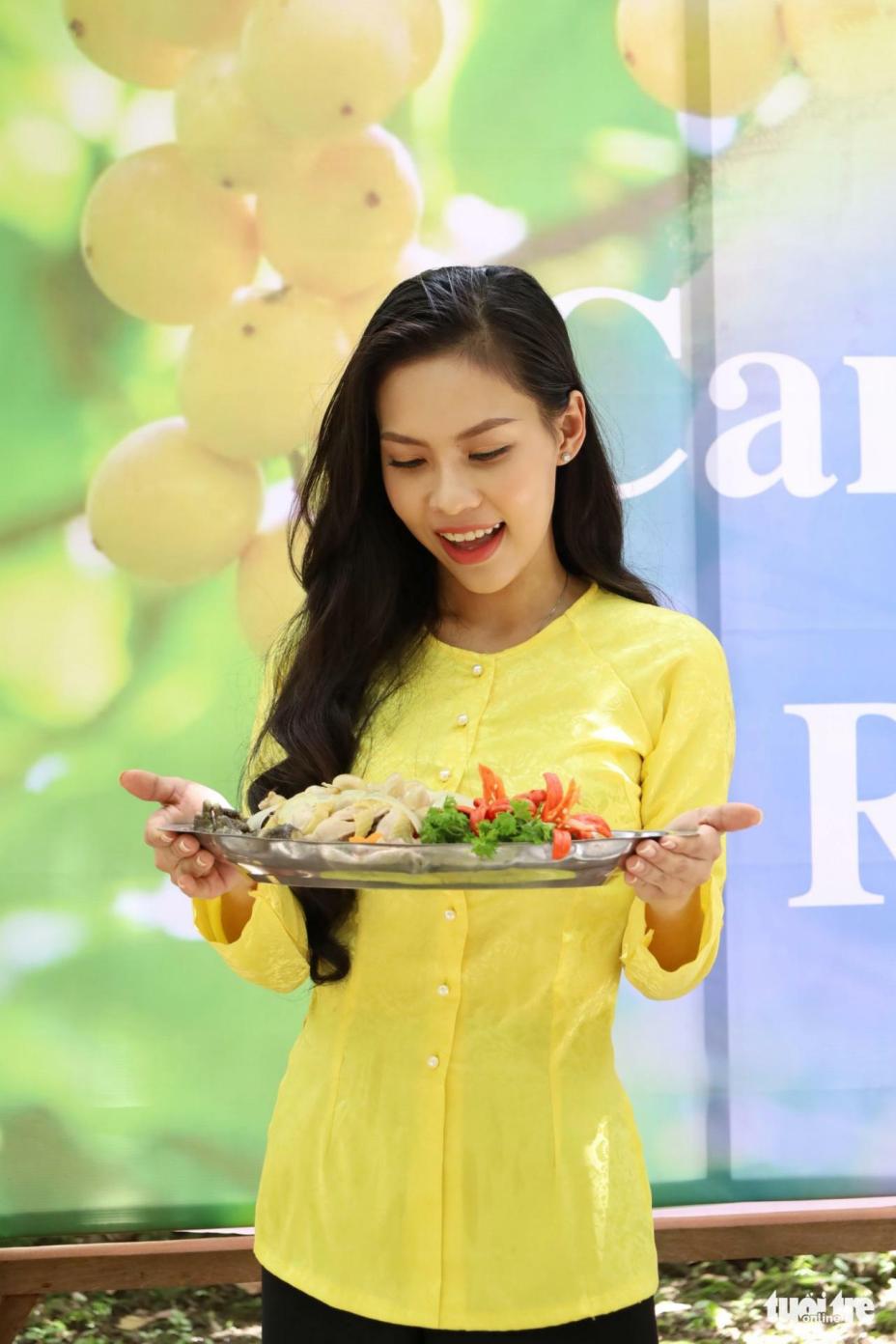 Về Cần Thơ, khó nhịn thèm món 'gà um dâu Hạ Châu' ngọt lịm