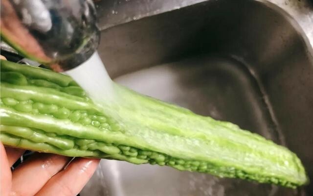 Mướp đắng mua về đừng nấu ngay, làm thêm việc này quả nào cũng hết sạch vị đắng, trẻ con cũng ăn được