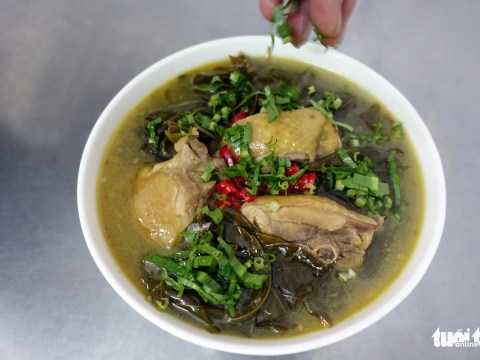 nho noi canh chua la giang cua ngoai Nhớ nồi canh chua lá giang của ngoại