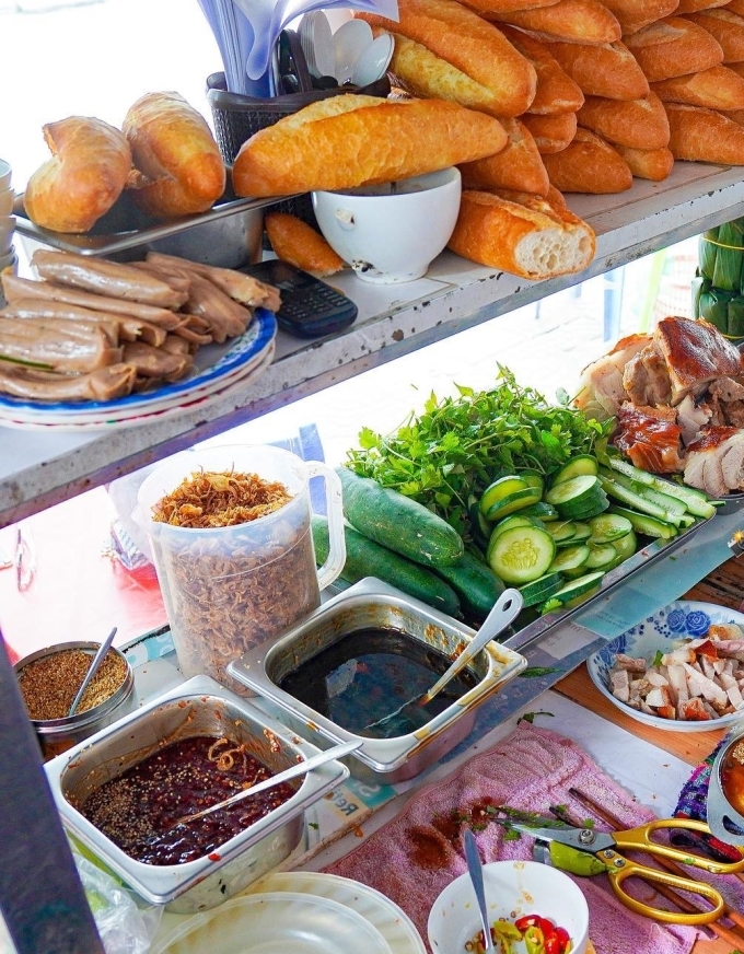 Bánh mì chảo heo quay béo thơm