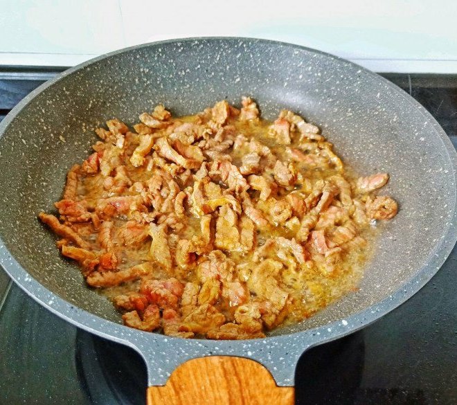 Bò xào cà rốt lại cho thêm thứ rau phơi khô này thơm nức mũi, 10 người ăn 11 người nói 