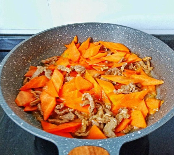 Bò xào cà rốt lại cho thêm thứ rau phơi khô này thơm nức mũi, 10 người ăn 11 người nói 