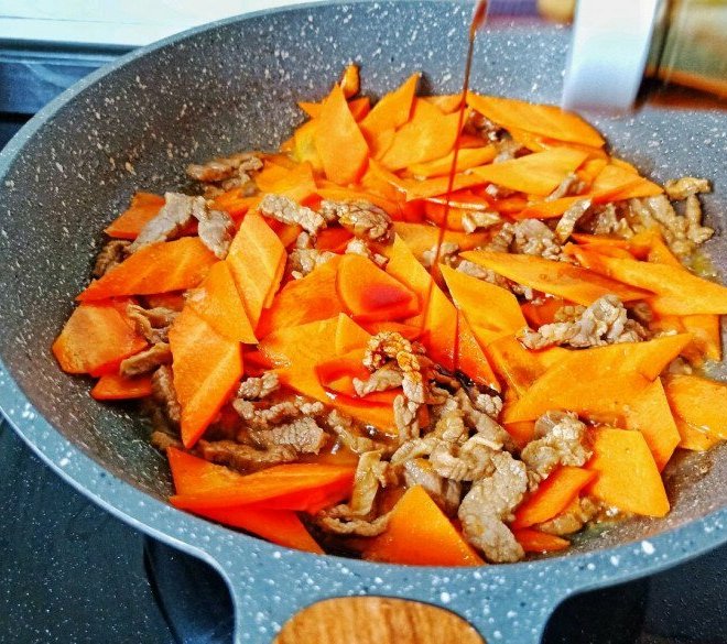 Bò xào cà rốt lại cho thêm thứ rau phơi khô này thơm nức mũi, 10 người ăn 11 người nói 