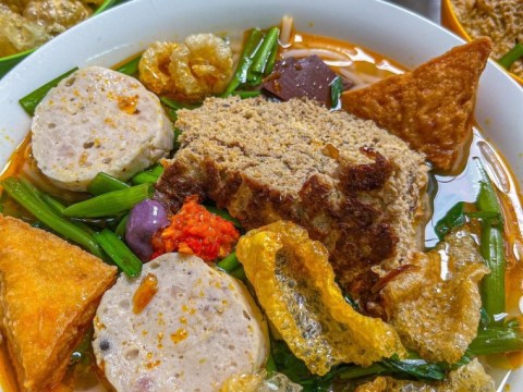 canh bun binh dan ngap topping o sai gon Canh bún bình dân ngập topping ở Sài Gòn