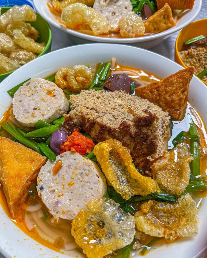 Canh bún bình dân ngập topping ở Sài Gòn