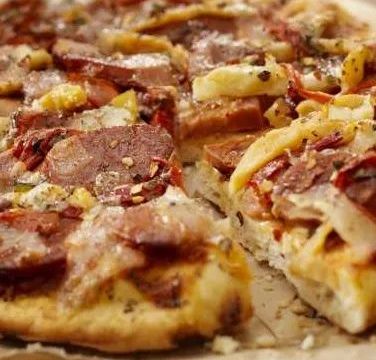 pizza nhan xuc Pizza nhân xúc xích