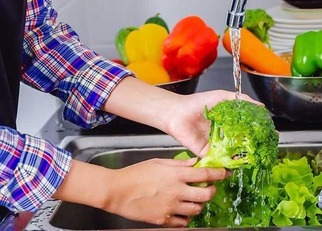 Rửa rau quả đúng cách: Biết được điều này bạn sẽ không 'ưu ái' ngâm nước muối nữa