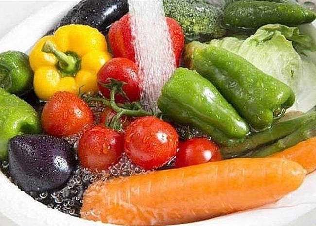 Rửa rau quả đúng cách: Biết được điều này bạn sẽ không 'ưu ái' ngâm nước muối nữa