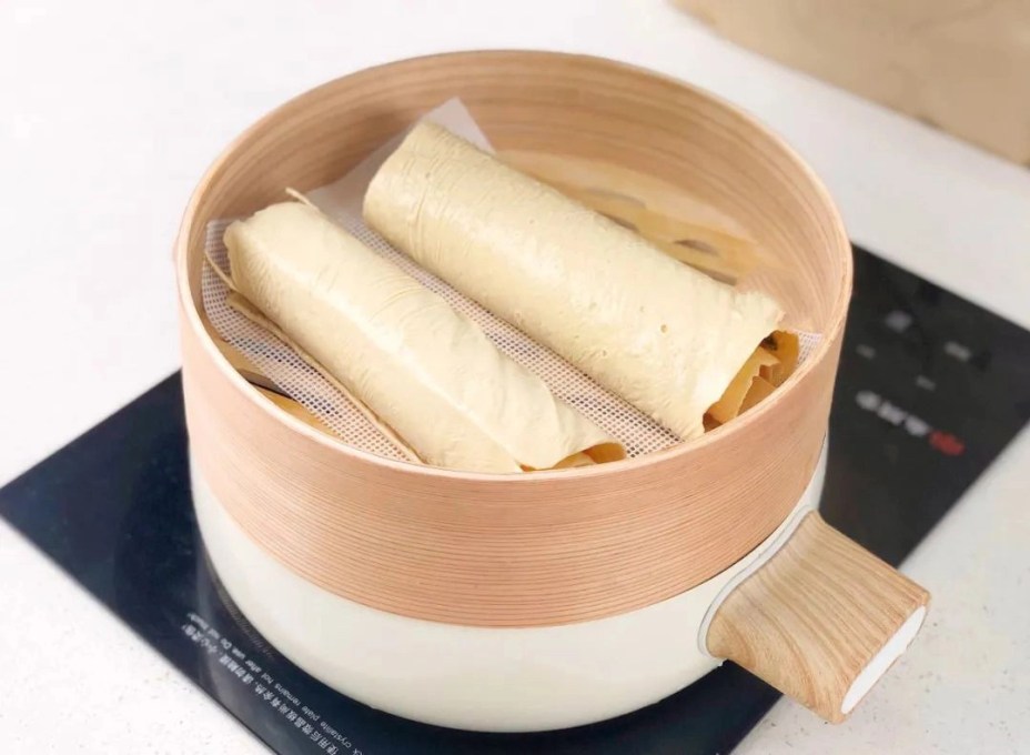 Váng đậu cuộn thịt hấp nóng hổi thơm nức cho bữa tối thêm ấm áp