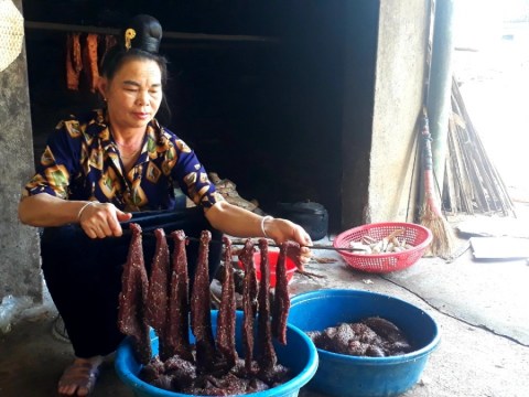 dam da mon thit gac bep cua nguoi thai tay bac Đậm đà món thịt gác bếp của người Thái Tây Bắc