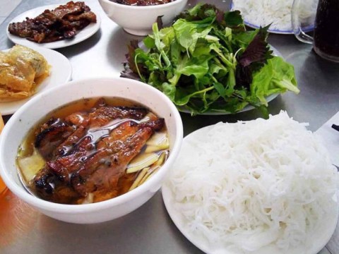 top nhung quan bun cha truyen thong lau doi nhat ha noi dong nghit khach Top những quán bún chả truyền thống lâu đời nhất Hà Nội đông nghịt khách