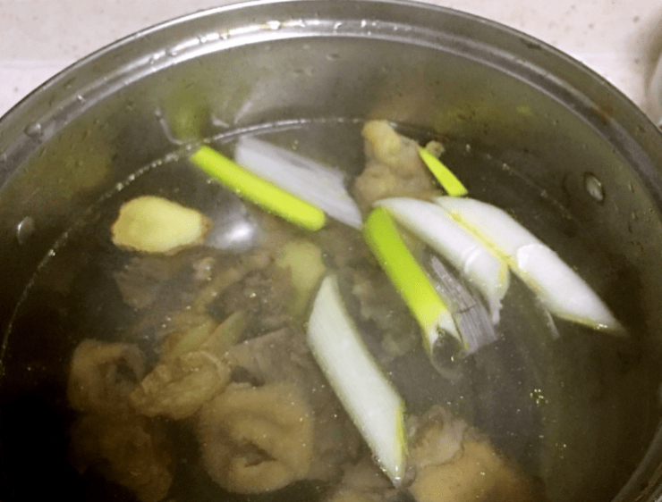 Hầm canh gà chú ý “3 nhớ, 3 không cho” để nước dùng vàng óng, béo ngậy