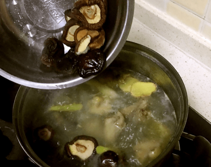 Hầm canh gà chú ý “3 nhớ, 3 không cho” để nước dùng vàng óng, béo ngậy