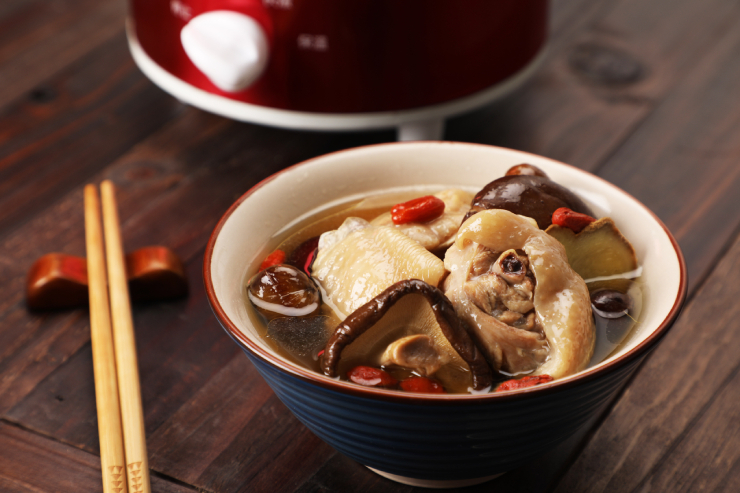 Hầm canh gà chú ý “3 nhớ, 3 không cho” để nước dùng vàng óng, béo ngậy