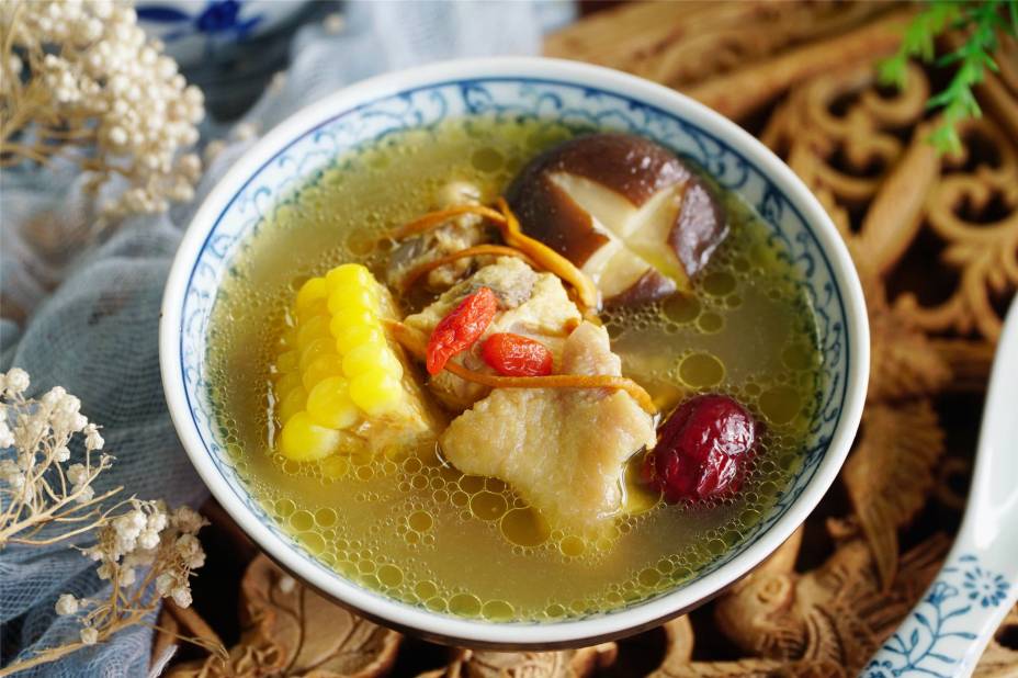 Hầm canh gà chú ý “3 nhớ, 3 không cho” để nước dùng vàng óng, béo ngậy