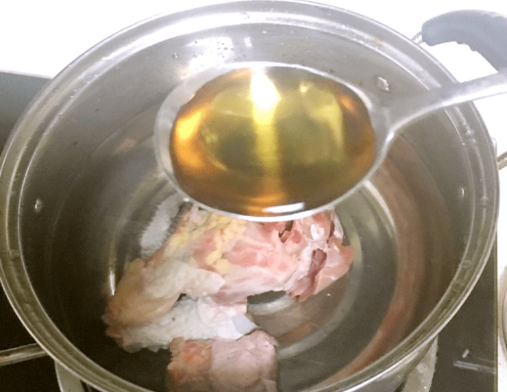 Hầm canh gà chú ý “3 nhớ, 3 không cho” để nước dùng vàng óng, béo ngậy