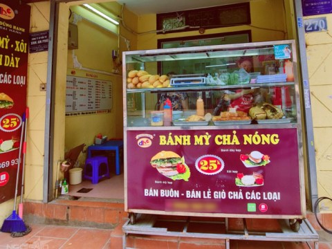 hang banh mi chi co cha van hut khach khu quan nhac Hàng bánh mì 'chỉ có chả vẫn hút khách' khu quân nhạc