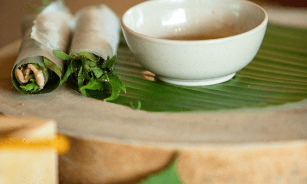 Thưởng thức món nem tai trộn thính ở Sài Gòn