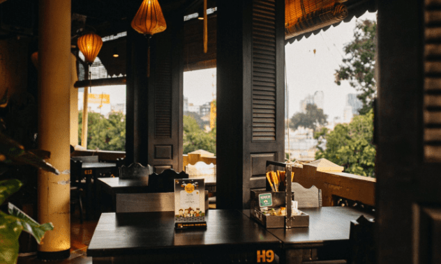 Thưởng thức món nem tai trộn thính ở Sài Gòn