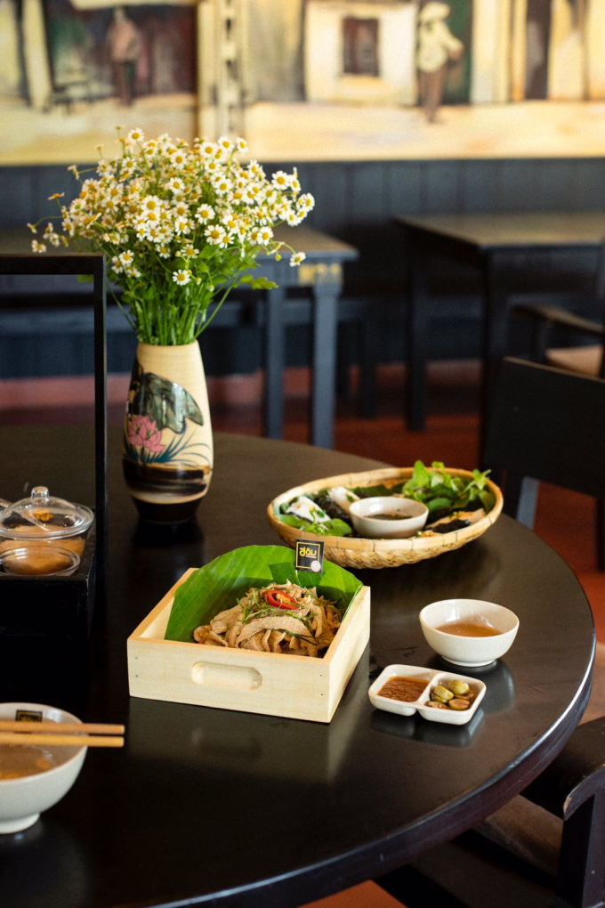 Thưởng thức món nem tai trộn thính ở Sài Gòn