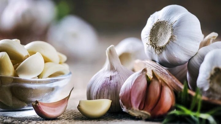 Tuyệt chiêu bóc vỏ tỏi đơn giản, nhanh chóng không sợ ám mùi