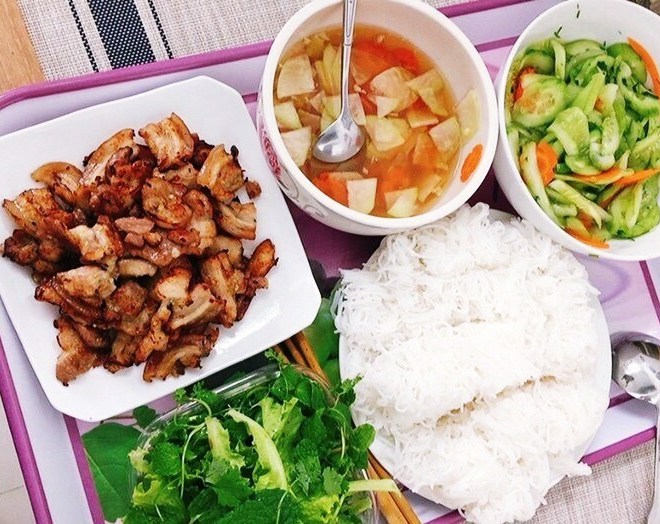 8X đảm đang khoe những bữa cơm giản dị, chồng khen ngợi hết lời