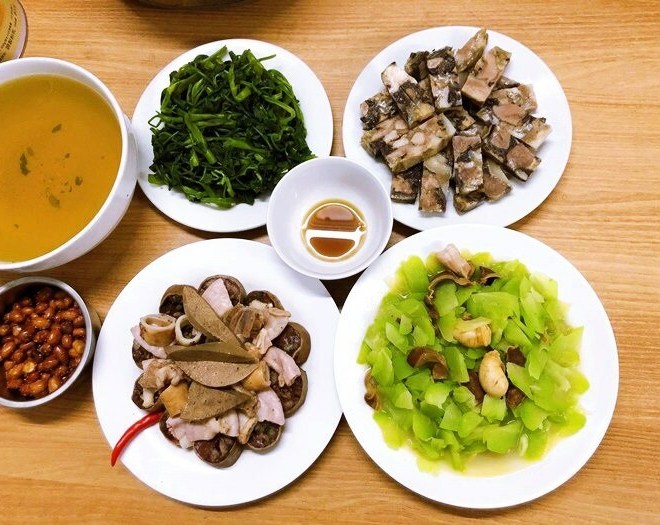 8X đảm đang khoe những bữa cơm giản dị, chồng khen ngợi hết lời