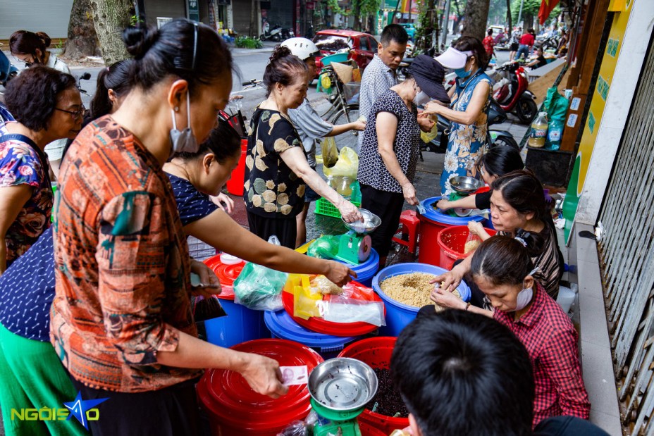 Người dân mua rượu nếp, bánh gio ngày Tết Đoan Ngọ