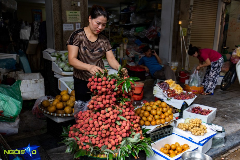 Người dân mua rượu nếp, bánh gio ngày Tết Đoan Ngọ