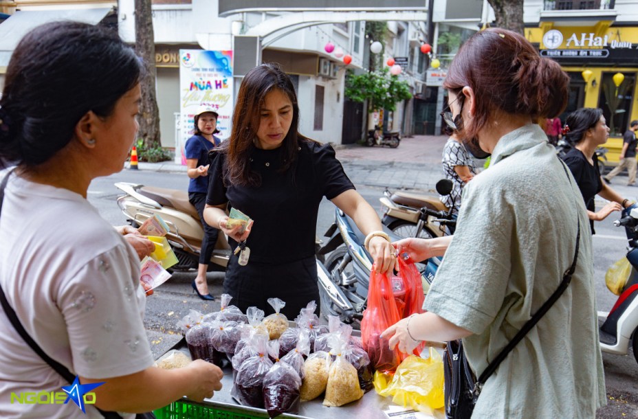 Người dân mua rượu nếp, bánh gio ngày Tết Đoan Ngọ