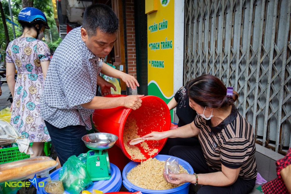 Người dân mua rượu nếp, bánh gio ngày Tết Đoan Ngọ