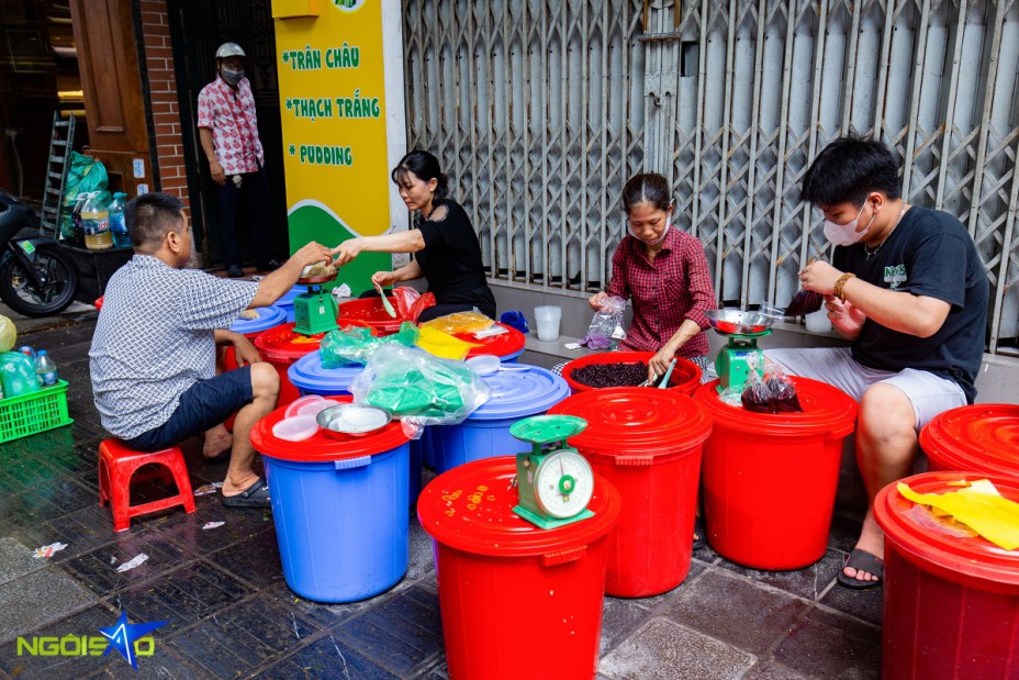 Người dân mua rượu nếp, bánh gio ngày Tết Đoan Ngọ