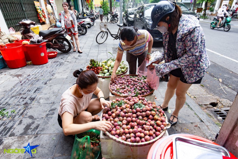 Người dân mua rượu nếp, bánh gio ngày Tết Đoan Ngọ