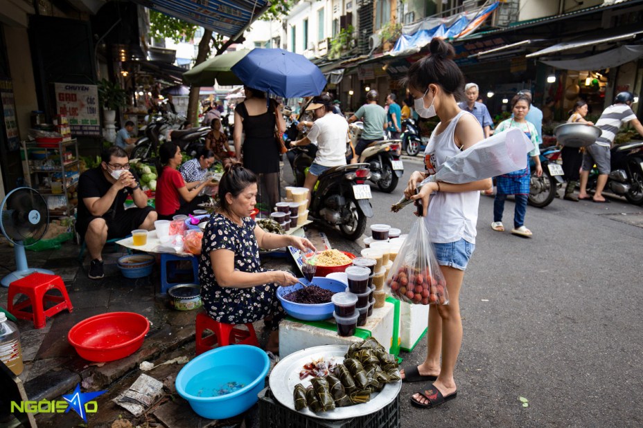 Người dân mua rượu nếp, bánh gio ngày Tết Đoan Ngọ