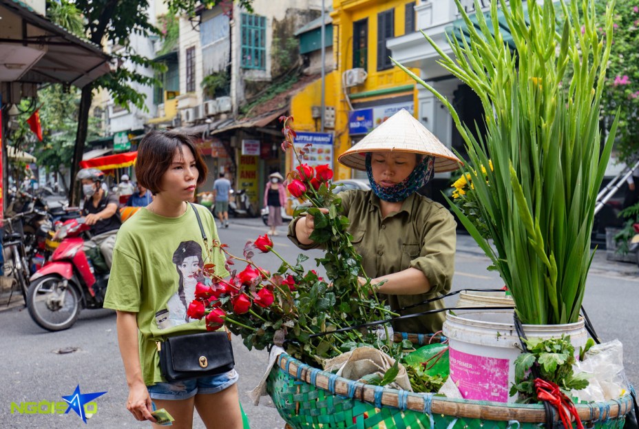 Người dân mua rượu nếp, bánh gio ngày Tết Đoan Ngọ