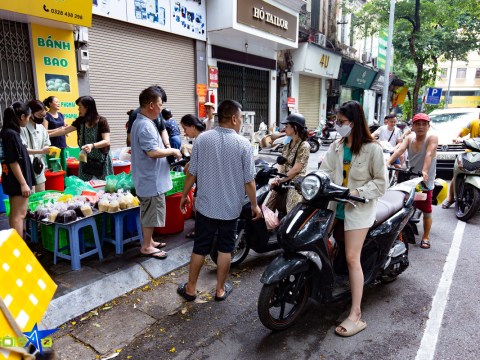 nguoi dan mua ruou nep banh gio ngay tet doan ngo Người dân mua rượu nếp, bánh gio ngày Tết Đoan Ngọ