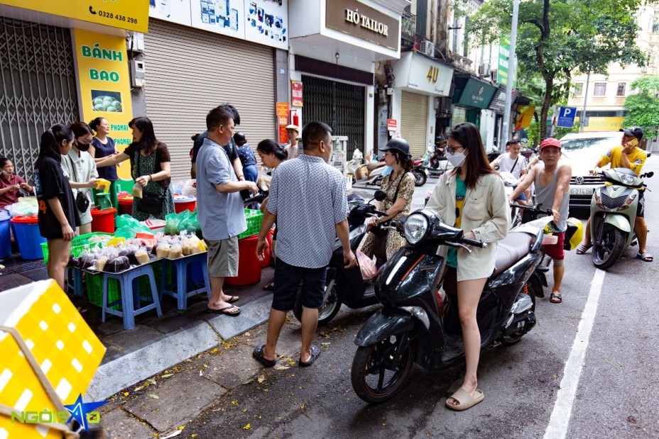 Người dân mua rượu nếp, bánh gio ngày Tết Đoan Ngọ