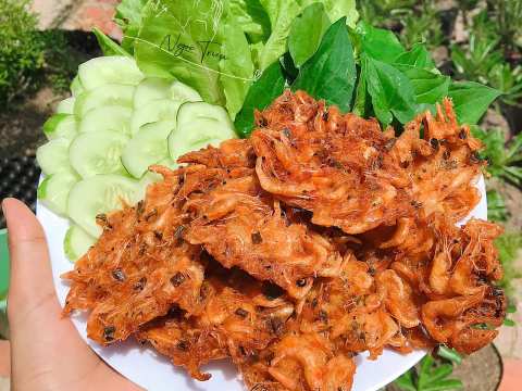 tep dong dau chi de rang thu lam mon banh gion rum khien ca nha an mot l 1 Tép đồng đâu chỉ để rang, thử làm món bánh giòn rụm khiến cả nhà ăn một lại muốn ăn hai