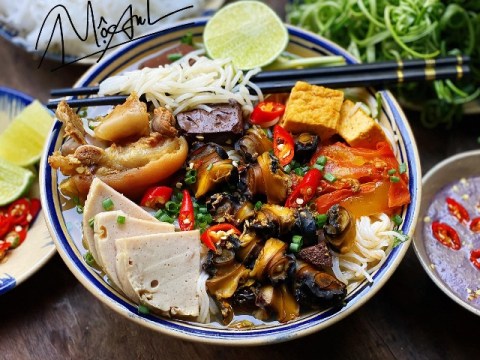 cuoi tuan hoc gai dam nau bun rieu oc sieu don gian ngap topping nhin la ua n Cuối tuần học gái đảm nấu bún riêu ốc siêu đơn giản, ngập "topping" nhìn là ứa nước miếng