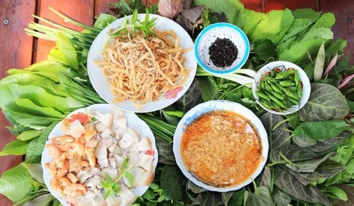 Độc đáo đặc sản gỏi lá Kon Tum, chỉ cần thử một cuốn là không muốn dừng